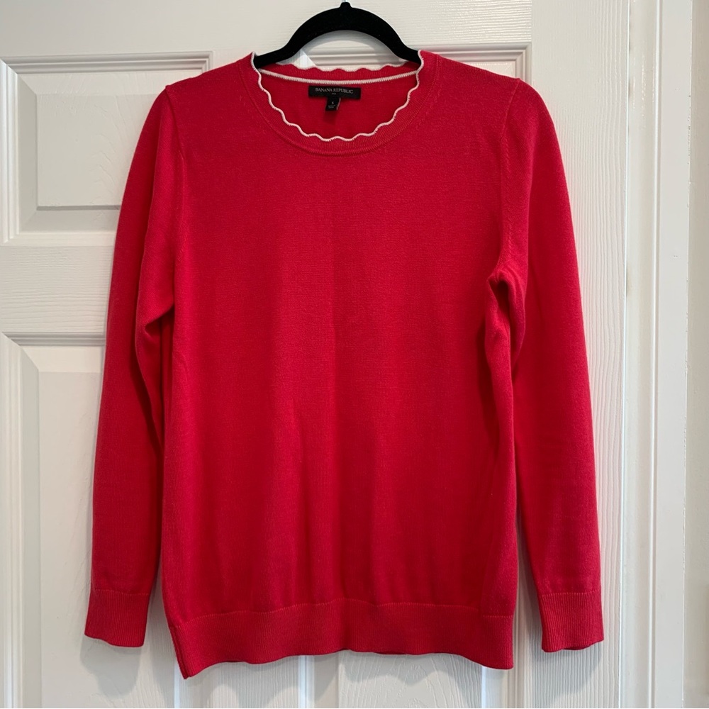Banana Republic Pullover Knit with Scalloped Crew Neck